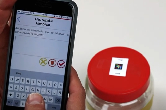 met de camera van je smartphone scan je de code op het label in