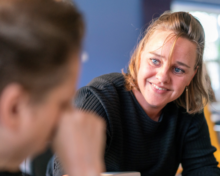 Sietske in gesprek met cliënt Bartiméus