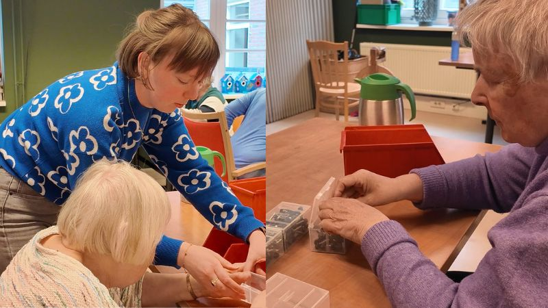 Saskia helpt deelnemers van de dagbesteding met schroeven in bakjes doen