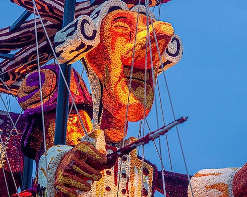 chinese draak op bloemencorso