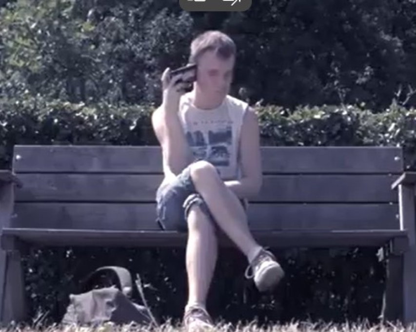 Mark zit op een bankje bij Bartiméus te bellen