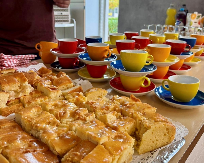 Appeltaart en kopjes