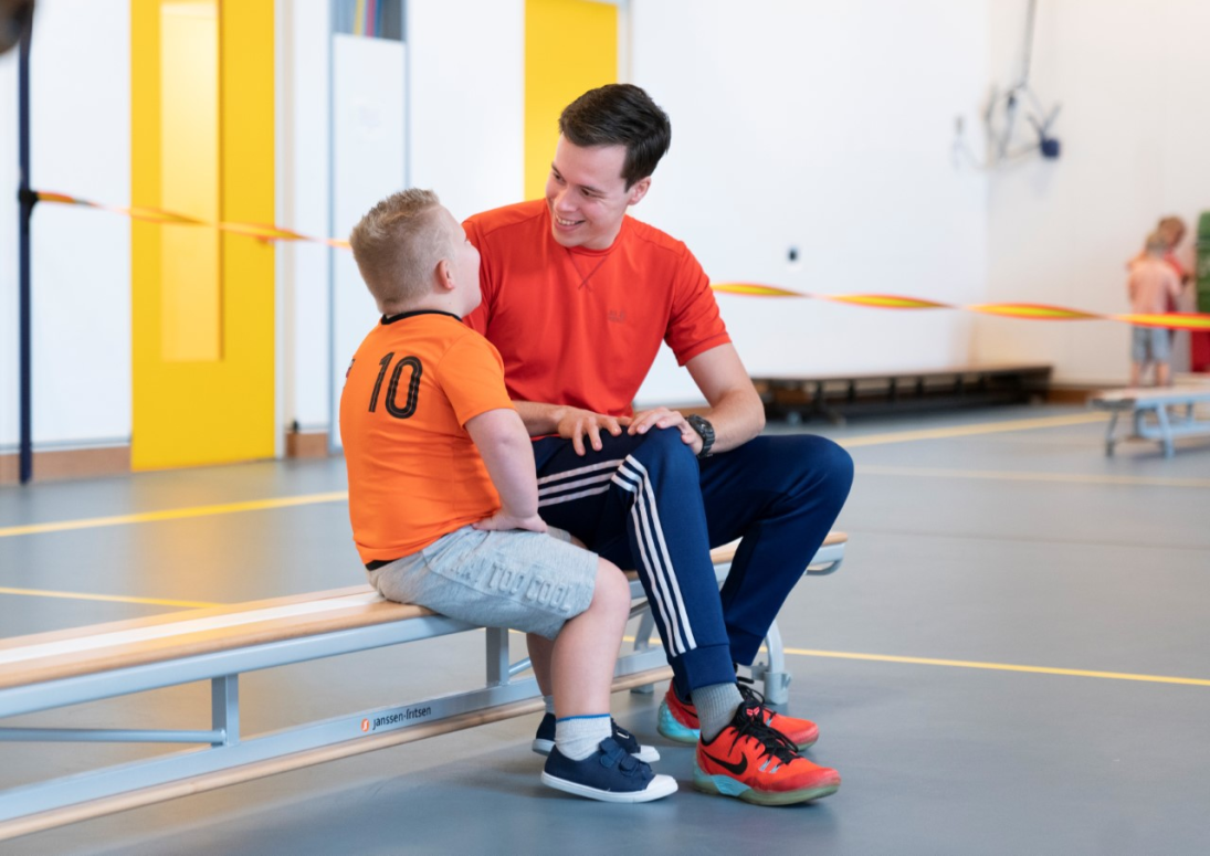 Twee kinderen in de gymzaal