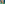 Een dame met grijs haar en groene blouse houdt een telefoon met blauw hoesje tegen haar oor en kijkt in de camera
