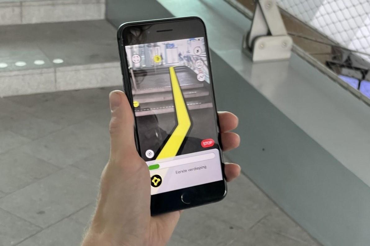 navigatie app wijst route op trap
