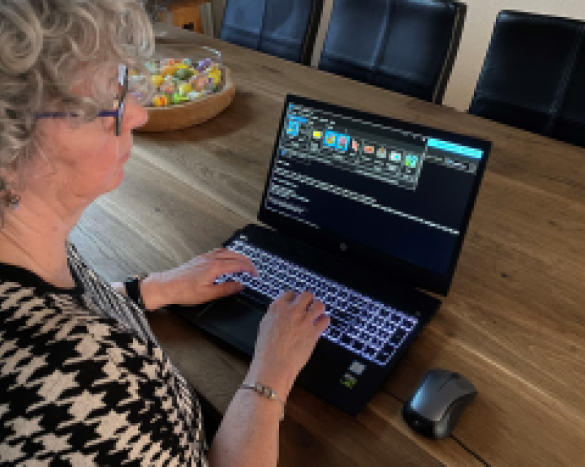 Mevrouw achter laptop