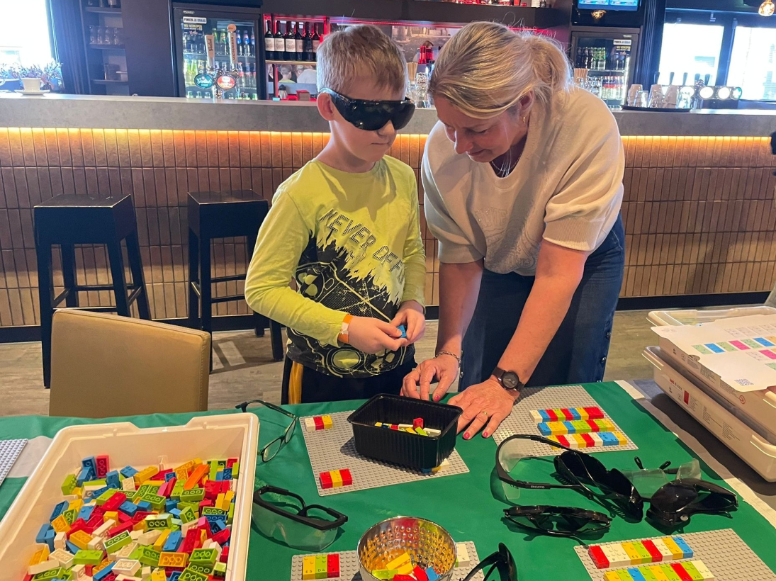 Jongen bouwt met LEGO braille stenen
