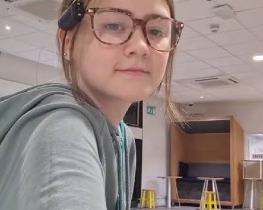 Meisje met slimme camerabril op