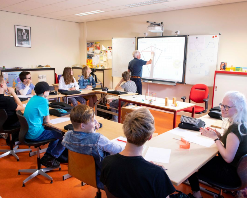 Leerlingen VSO klas Bartiméus krijgen wiskundeles