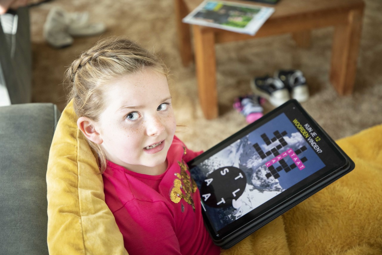 meisje met tablet op de bank