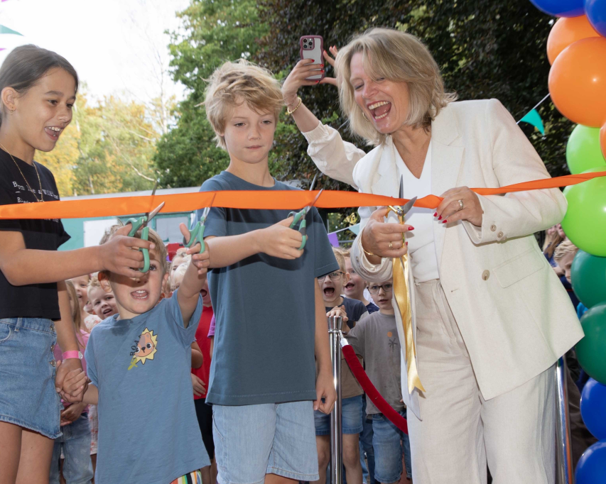 Leerlingen regulier onderwijs en wethouder Onderwijs Wendy Godin knippen het lint door