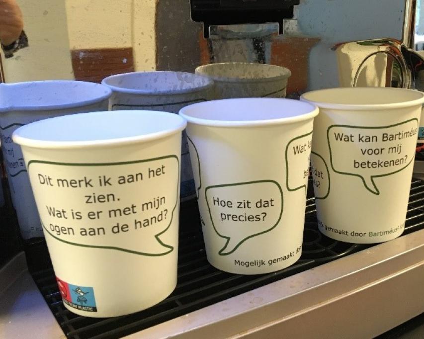 Koffiebekers met prikkelende teksten in wachtkamer Bartiméus