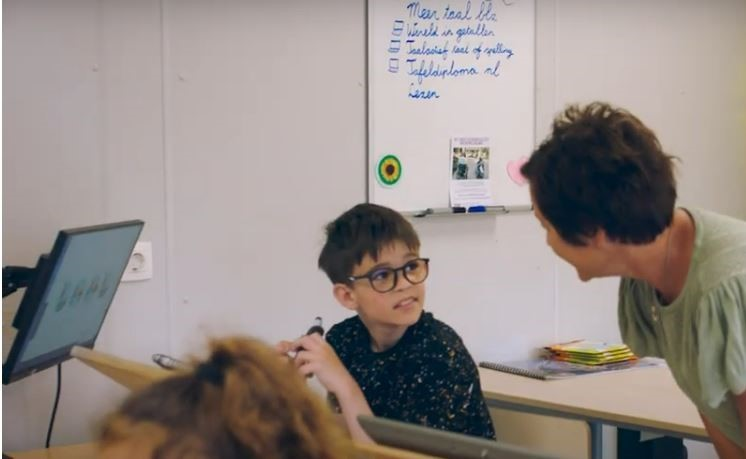 AOB-leerling Tuur in de klas met AOB'er Yvette