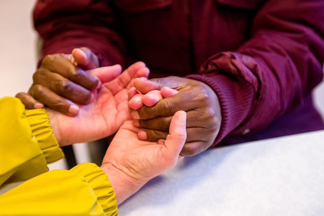 handen twee personen in elkaar