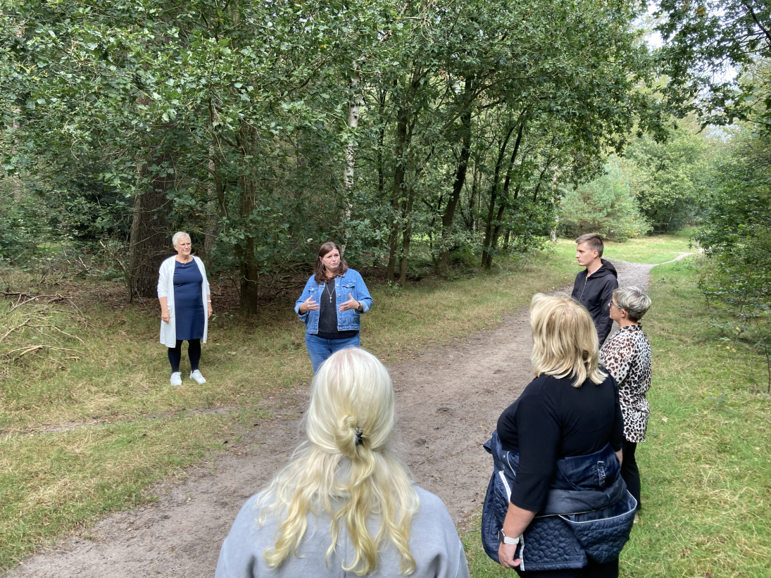 Buiten oefening met deelnemers training Energiemanagen in je werk