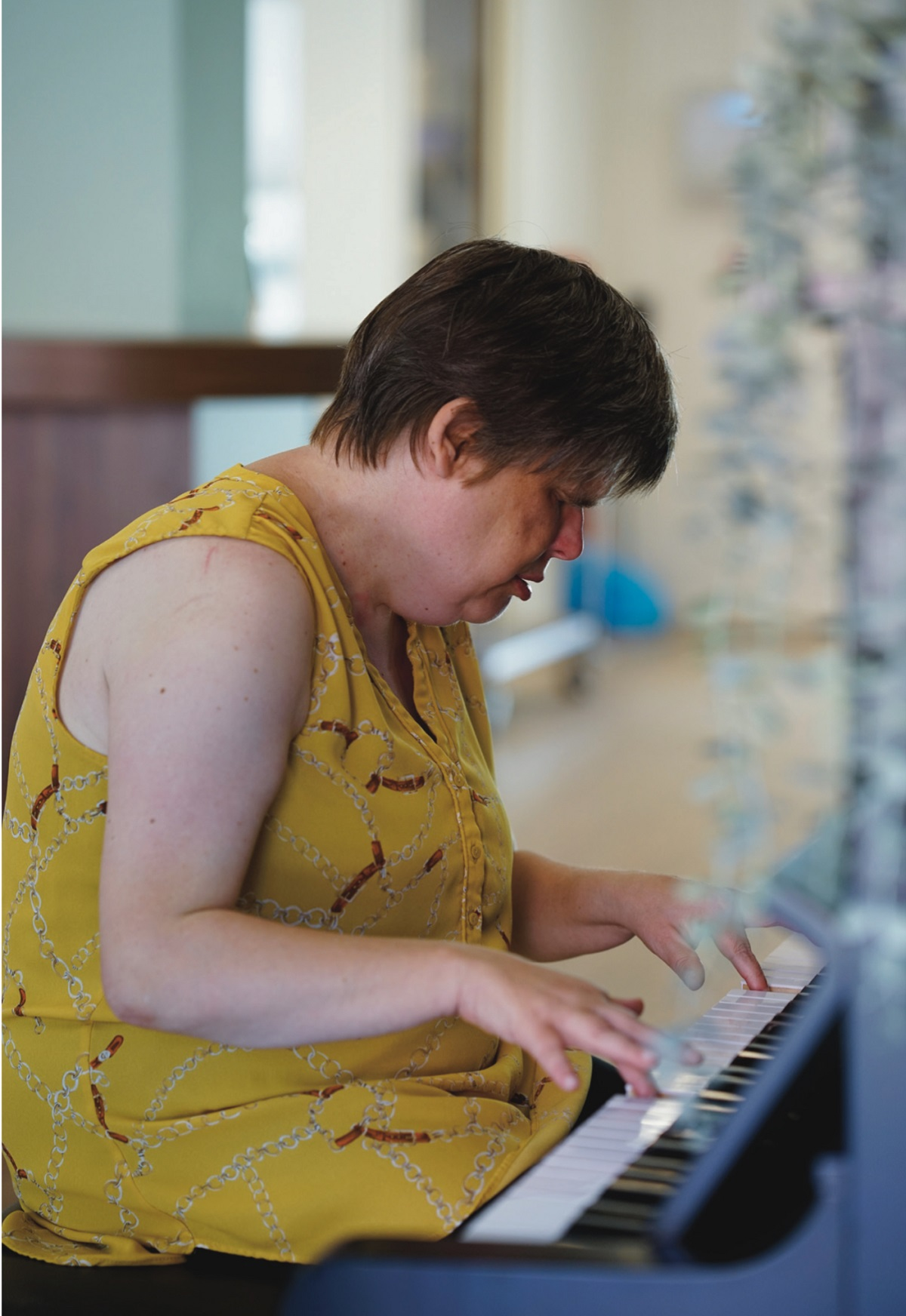 Een bewoner speelt op haar keyboard
