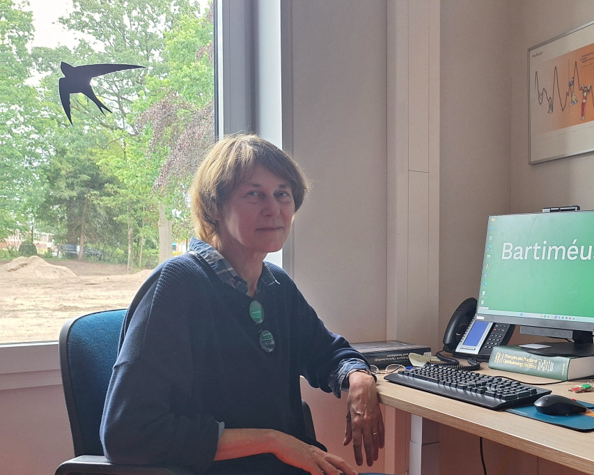 Prof. dr. Mies van Genderen achter bureau werkkamer