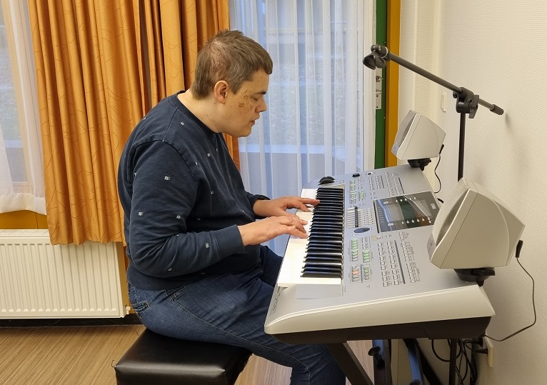 Walter spelend op de piano
