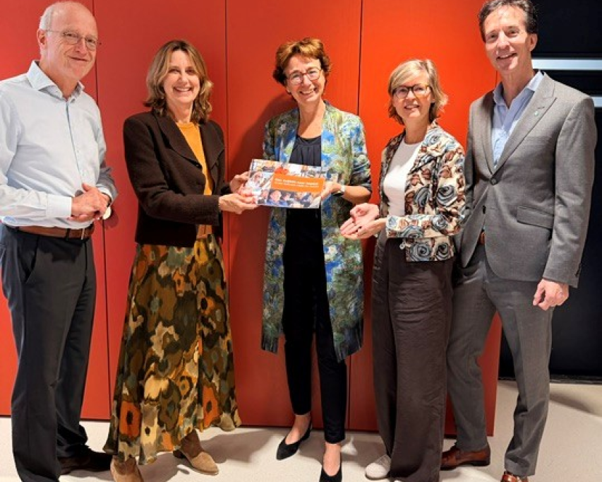 Op de foto van links naar rechts: Tom Zwaan, bestuurslid Visio Foundation; Annelies Versteegden, bestuurder Koninklijke Visio; Véronique Timmerhuis, directeur ZonMW; Julianne Meijers, bestuurder Bartiméus; Martin van Arendonk, directeur Bartiméus Fonds