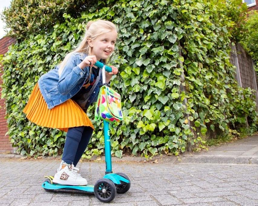 Meisje slechtziend op step