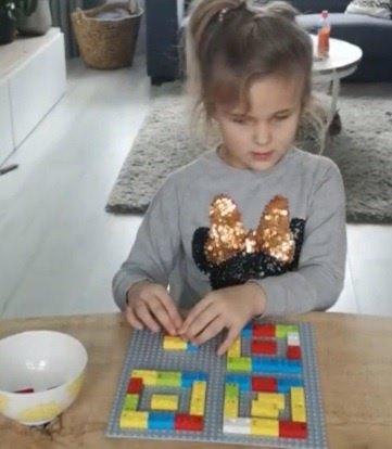 Maud met LEGO© braillebricks