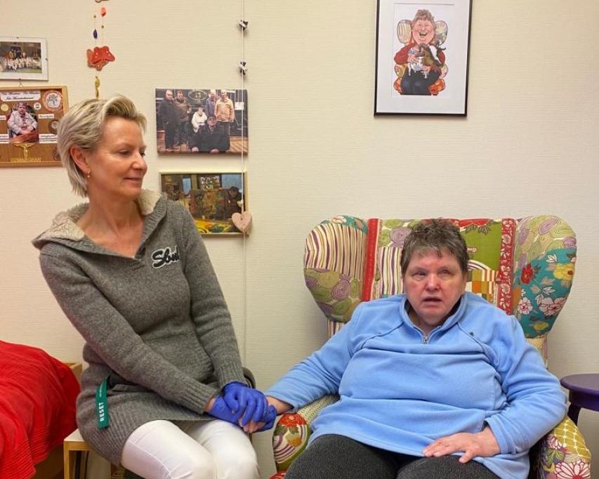 Begeleider Gina samen met bewoonster Hemmie op de kamer van Hemmie