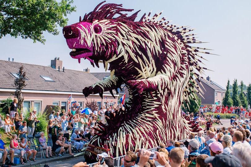 reuze rat op bloemencorso