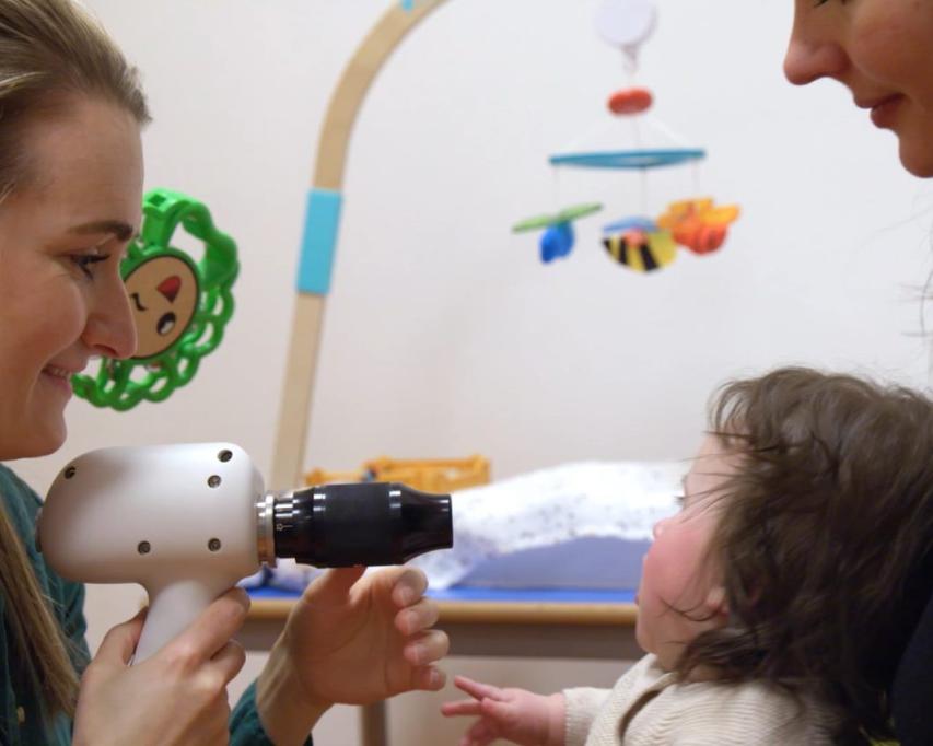 Vroegdiagnostiek, baby Anna en moeder en orthopist