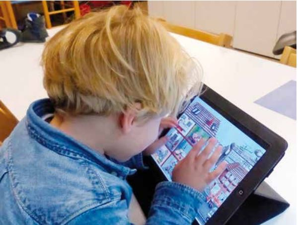 Kind met gezicht dicht op tablet