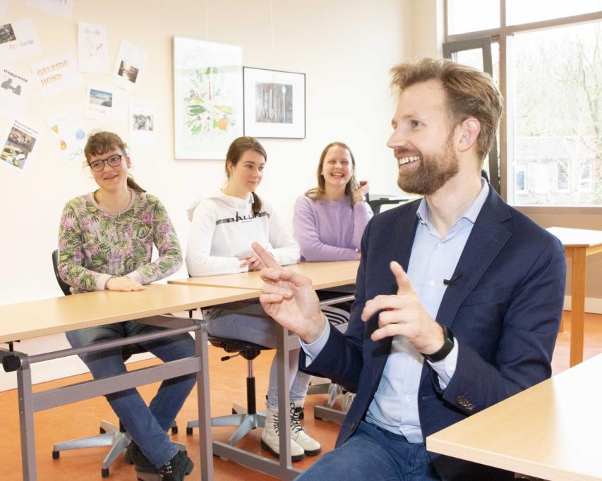 Minister Wiersma in gesprek met leerlingen