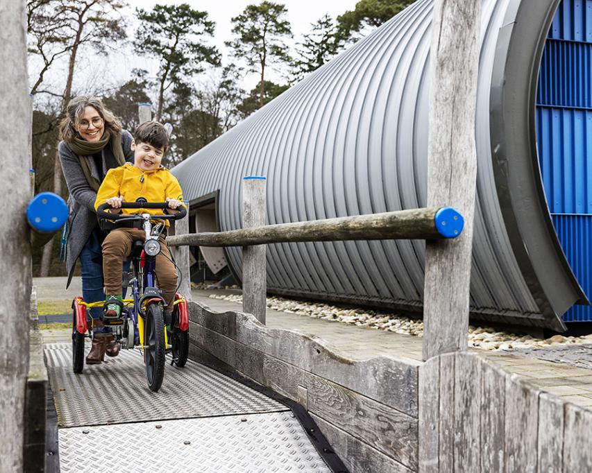 Heidi met Flint buiten bij de Bies