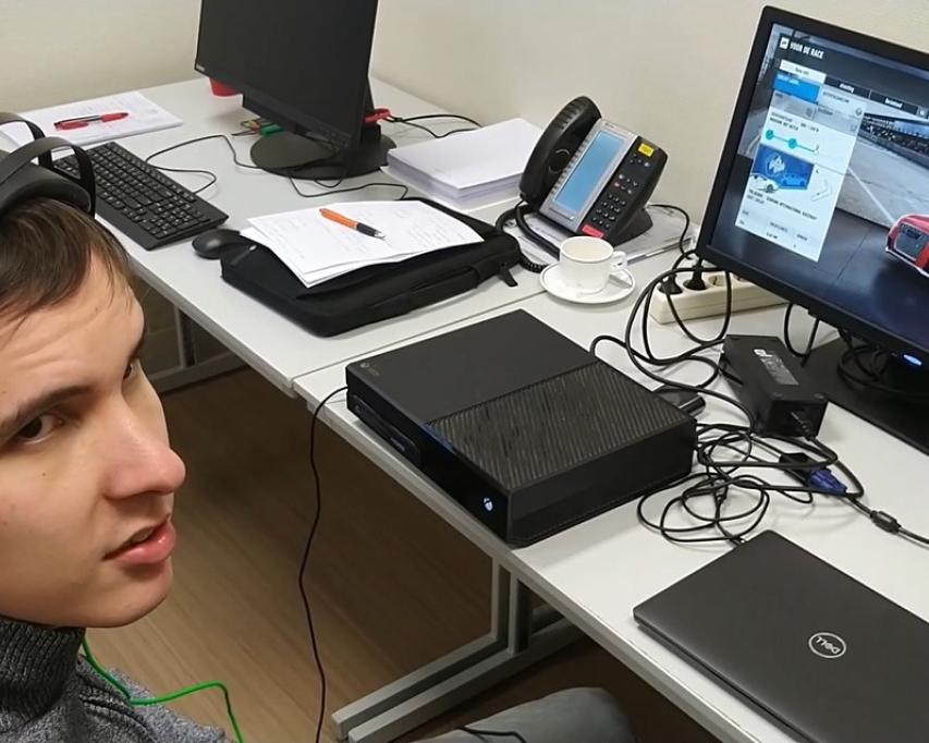 Mike met koptelefoon voor racespel op zijn computer
