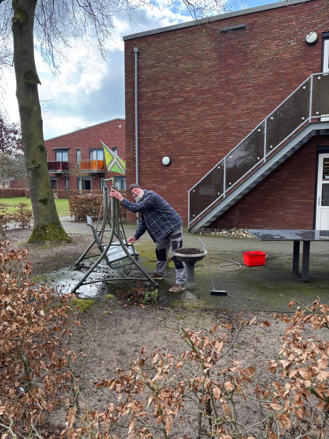 Peter maakt een tuinstoel schoon
