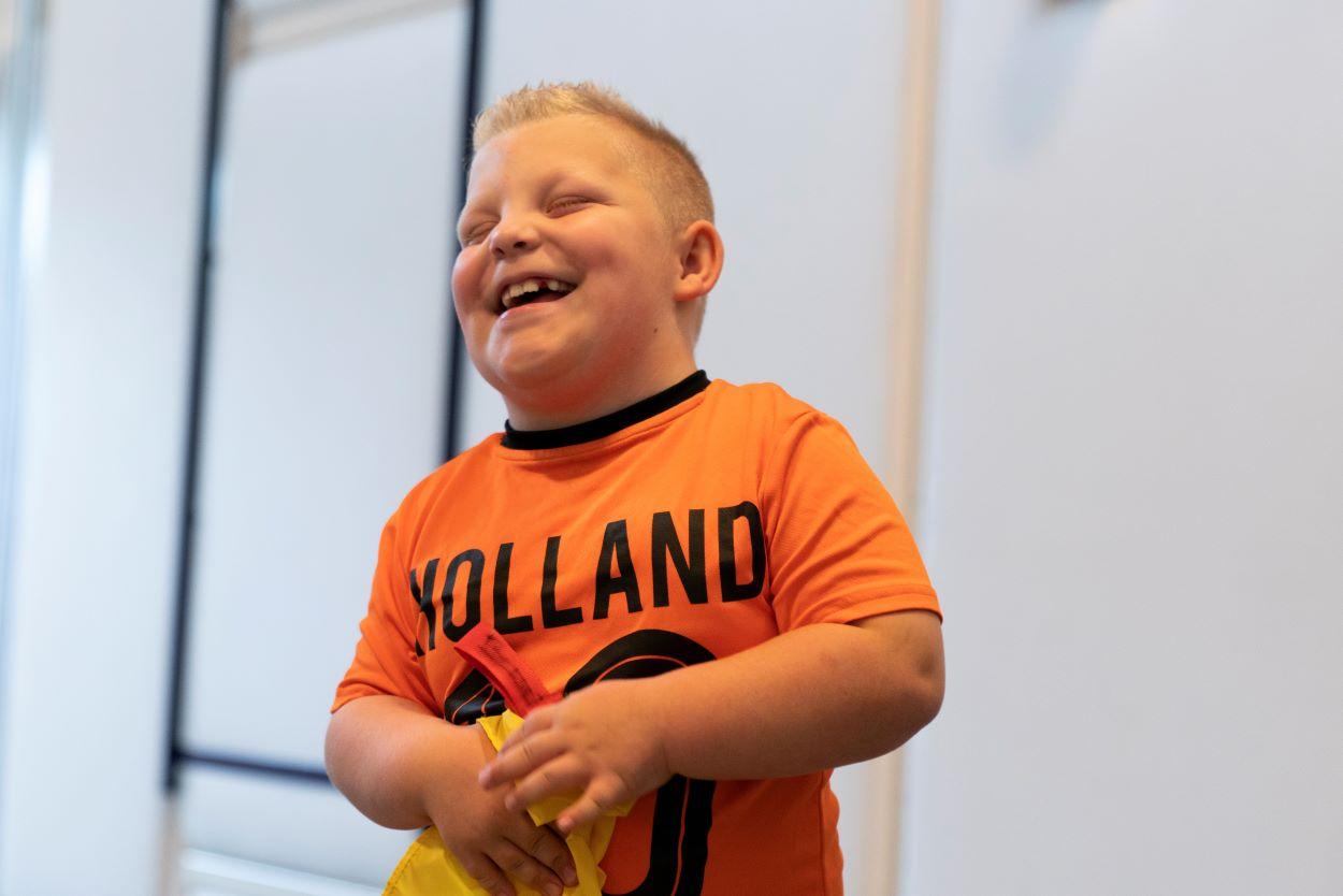 Jongen bosschool lacht