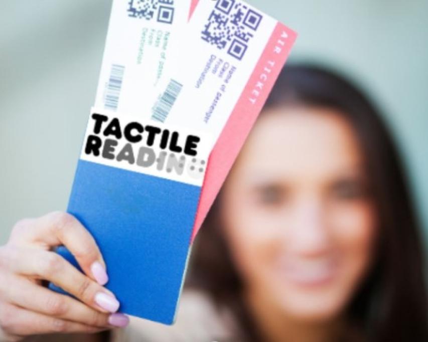 Vrouw houdt 2 tickets is haar hand met opdruk Tactile Reading