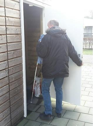 Hendrik bij ingang schuur