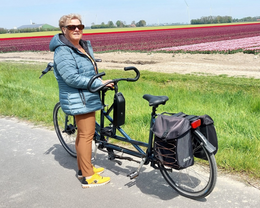 Trijntje met haar fiets in landschap