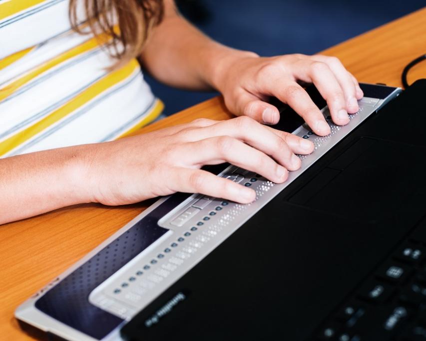 Meisje braille leesregel computer