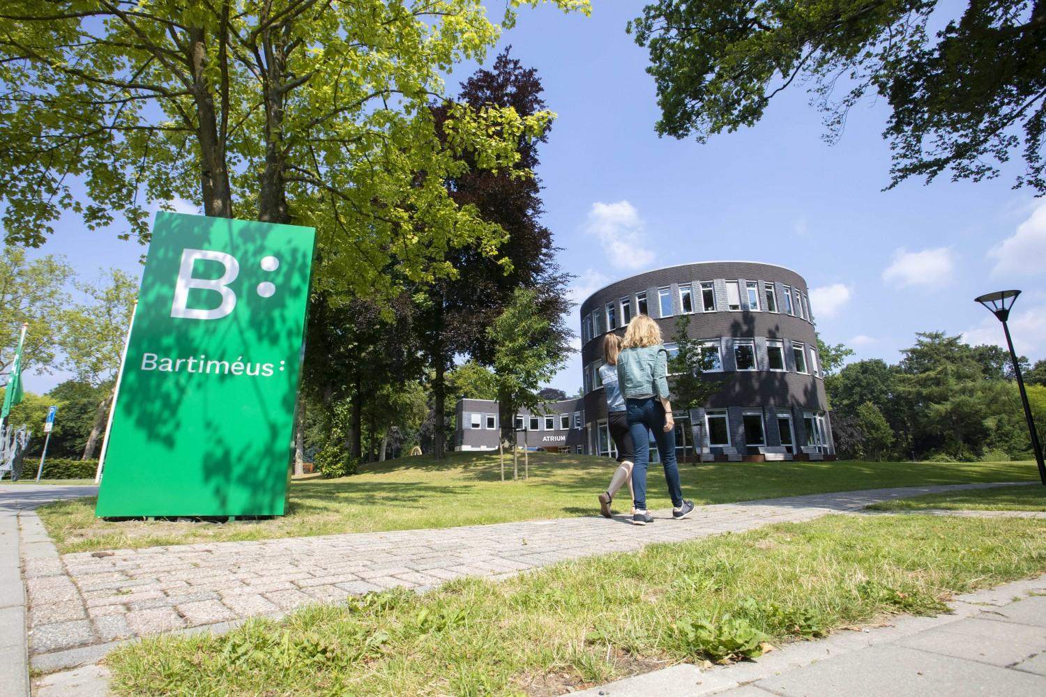 medewerkers wandelen op Bartimeus terrein Campus Zeist