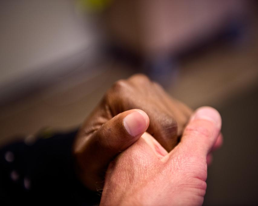 Een hand op een andere hand