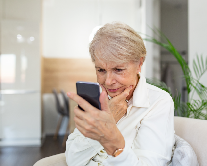 Oudere dame met spraaktelefoon