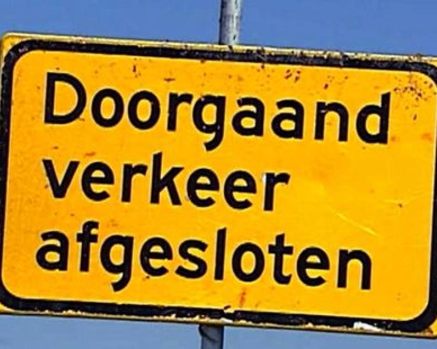 Bord met tekst Doorgaand verkeer afgesloten