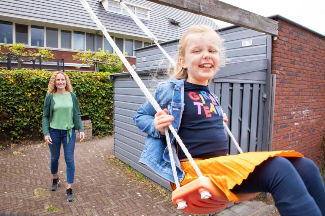 Moeder en dochter op schommel