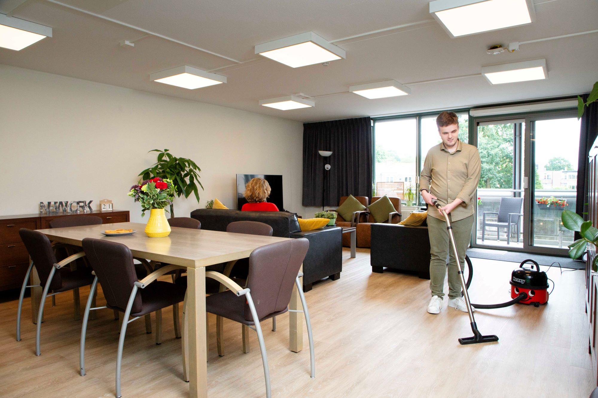 Bewoner is aan het stofzuigen