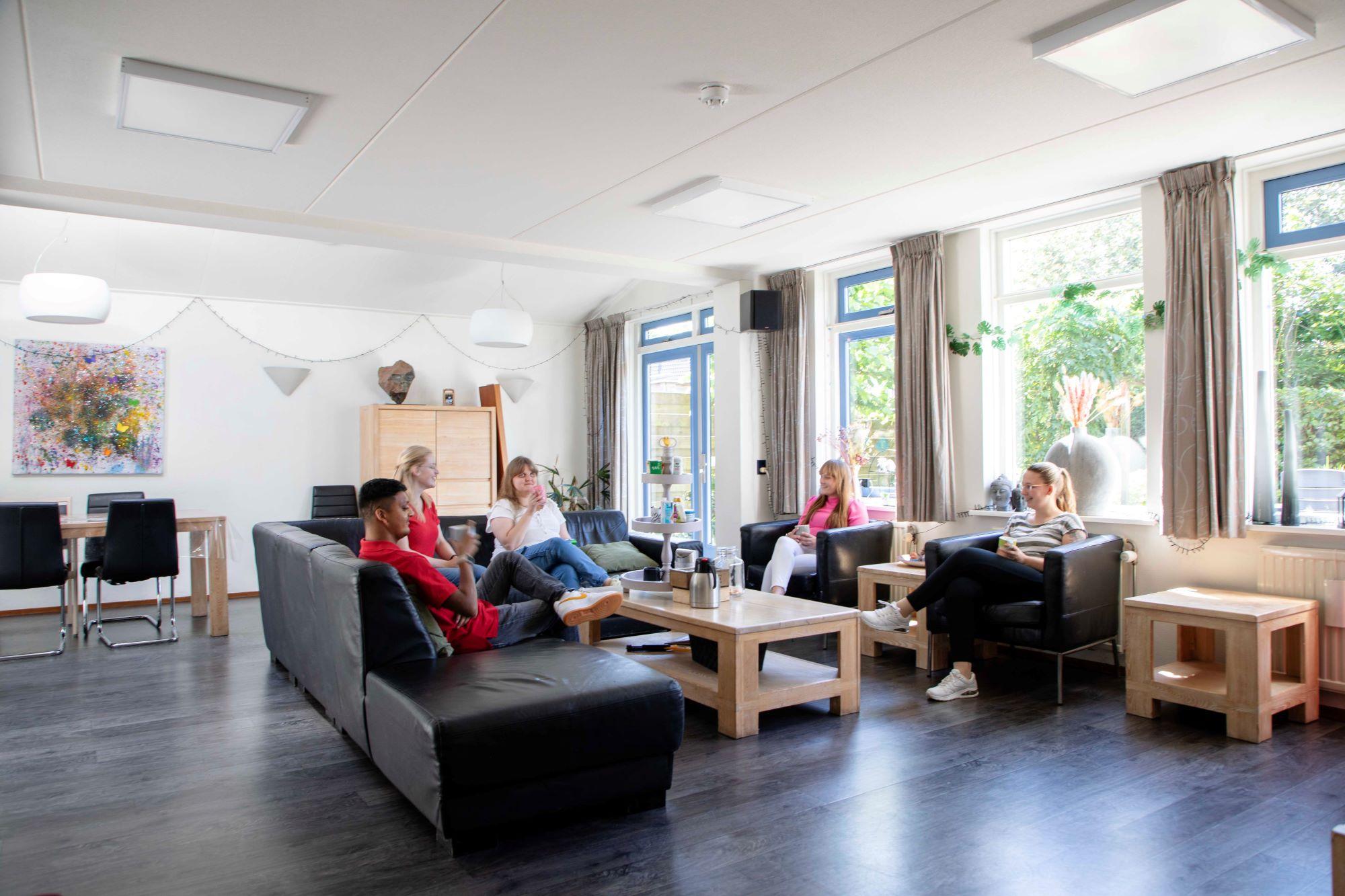 Groep jongeren in woonruimte