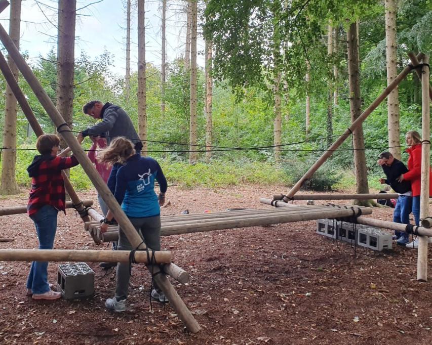 outdoorweek 2020: mensen lopen over zelfgebouwde brug