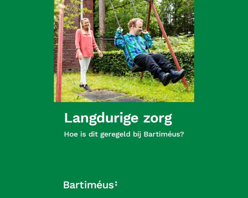 Voorkant van brochure Langdurige zorg. Foto van cliënt op schommel.