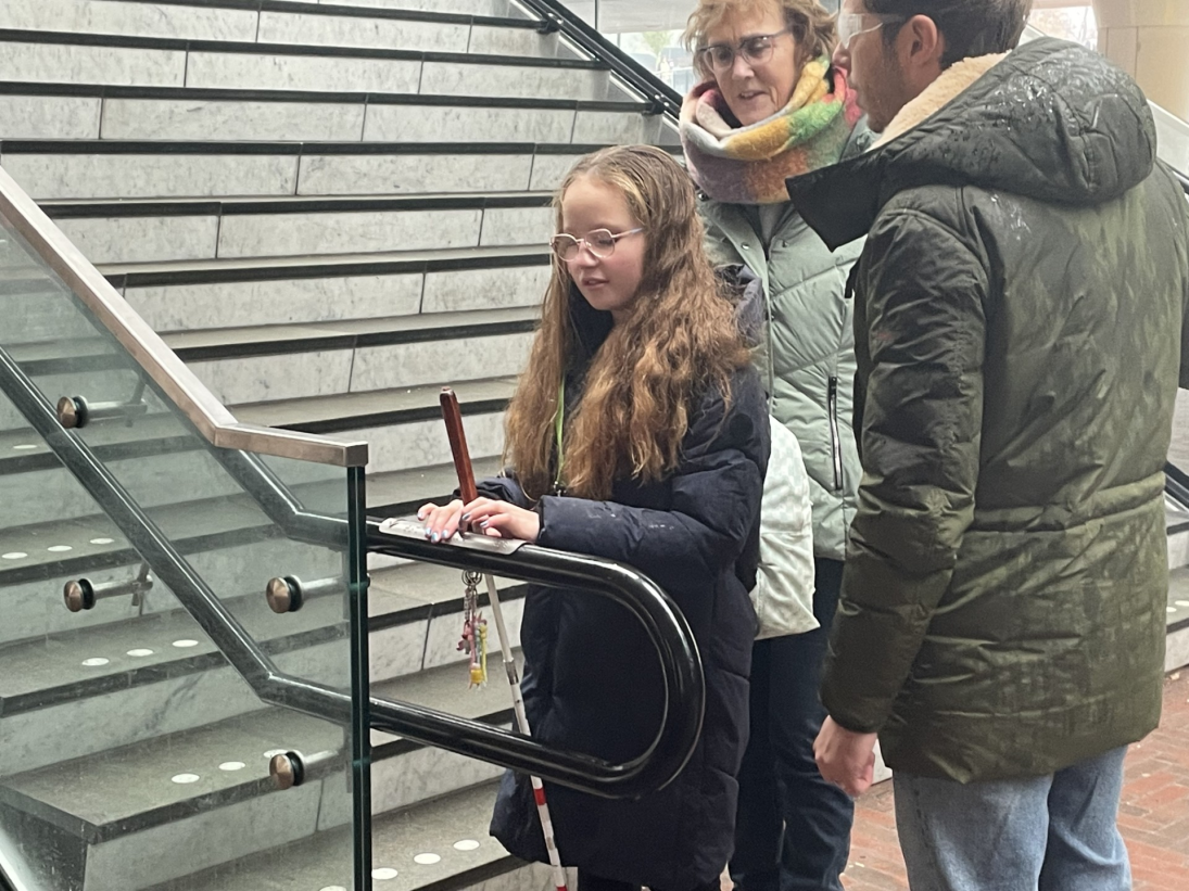 Braille lezen op trapleuning CS Utrecht