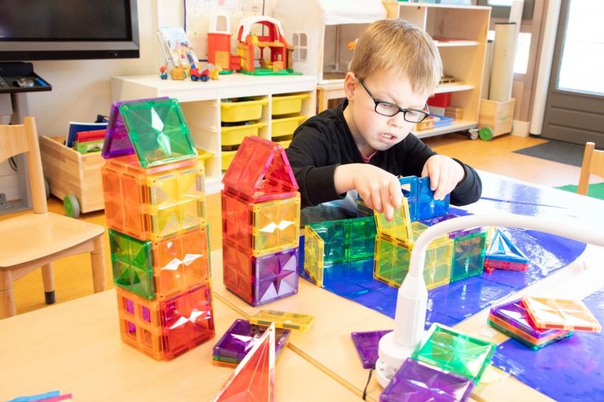 jongen speelt met COBLO blokken