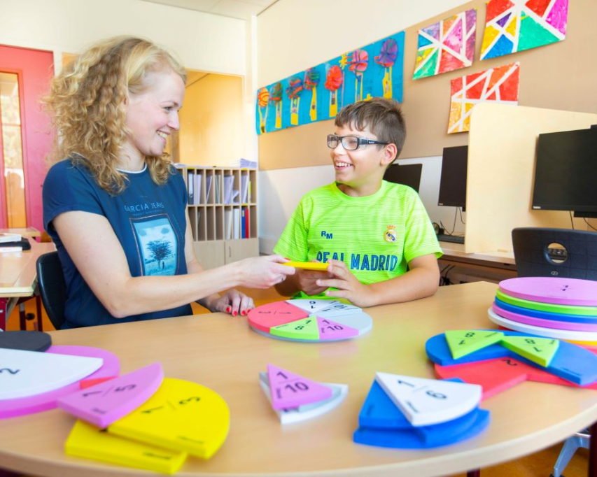 Bartiméus leerling oefent met docent in de klas met voelbare rekenmaterialen